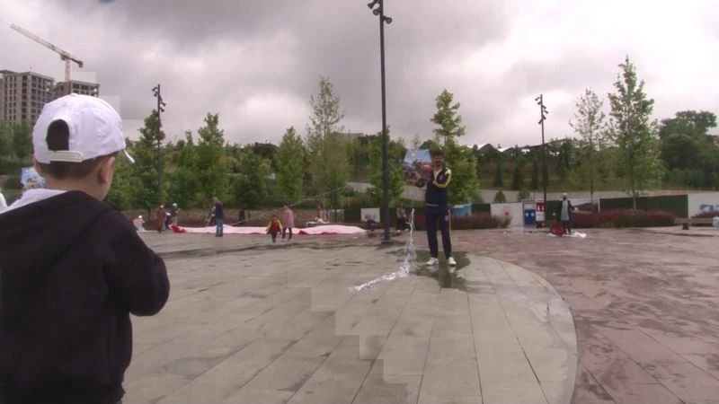 Pendikli babalar ve çocukları uçurtmaları birlikte uçurdu
