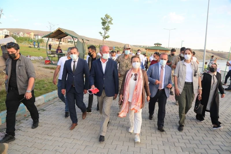 Bakan Yardımcısı Yavuz, Tuşba Belediyesinin halk plajlarında incelemelerde bulundu
