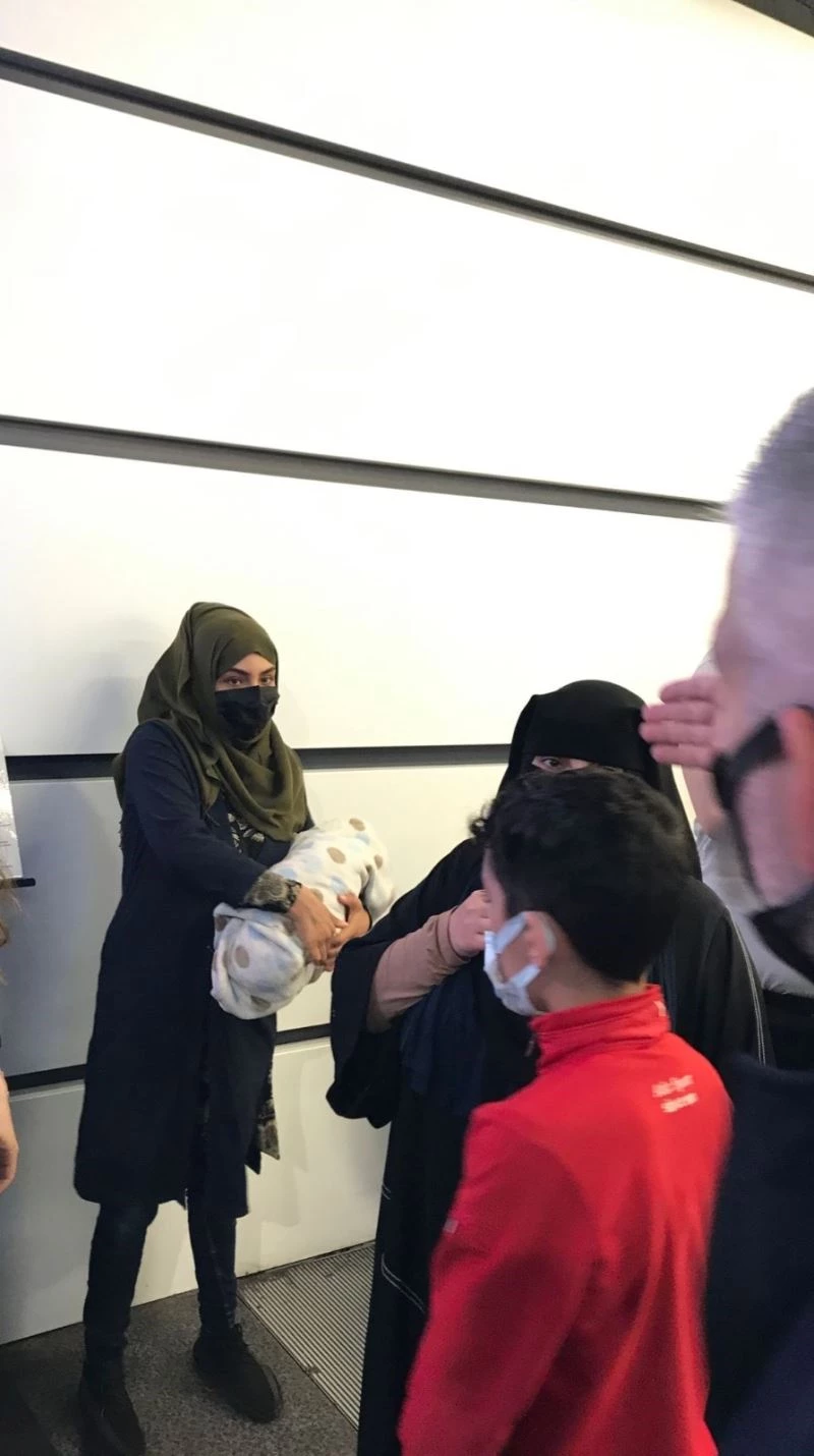 (ÖZEL) Yeni doğmuş bebekle duygu sömürüsü yapan dilenciler kamerada
