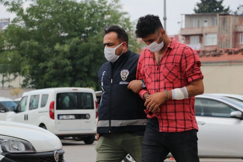 Kumarhaneyi basıp paraya el koyan polisin elini ısırdı
