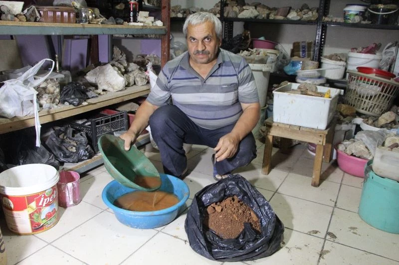 Eline toprağını alan ona koşuyor
