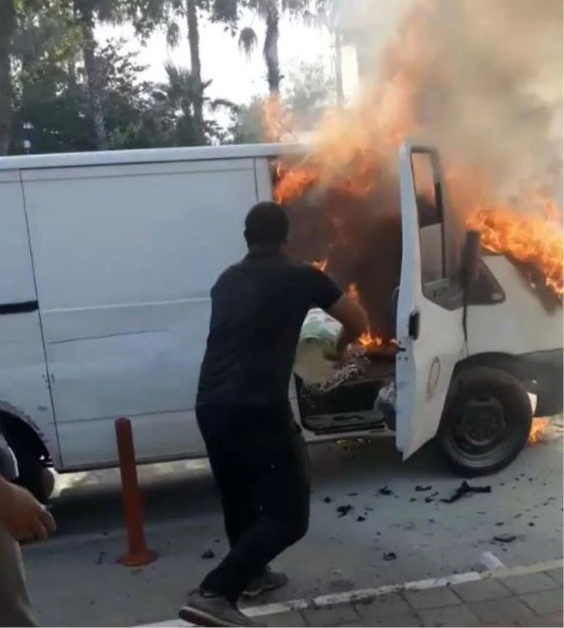 Alev alev yanan aracını kovayla söndürmeye çalıştı
