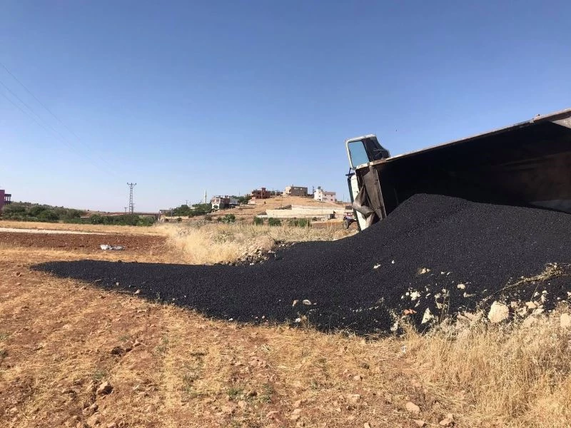 Yola çıkan araca çarpmamak için direksiyonu kırdı, kendi aracı devrildi
