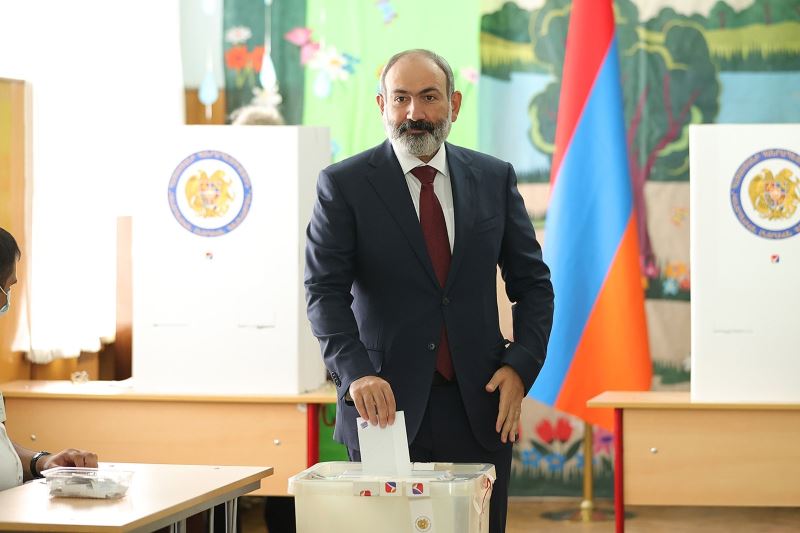 Ermenistan’daki seçimde Paşinyan ve Koçaryan oylarını kullandı
