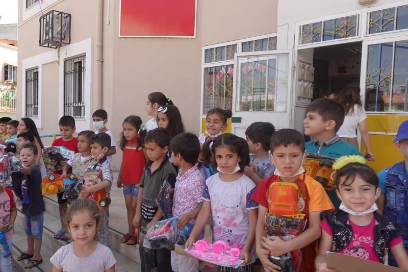 İş adamından anaokulu öğrencilerine oyuncak
