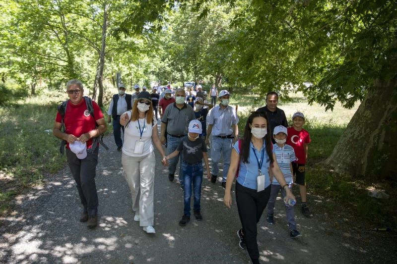 Özel gereksinimli çocuklar, babalarıyla doğa yürüyüşüne katıldı
