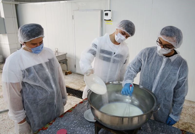 Öğrenciler, çiğ süte katma değer kazandırarak reçel haline getirdi
