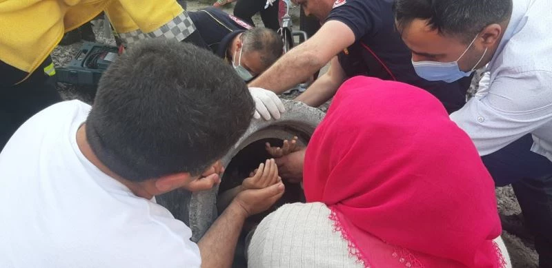 Oyun oynarken kanalizasyon borusuna sıkıştı
