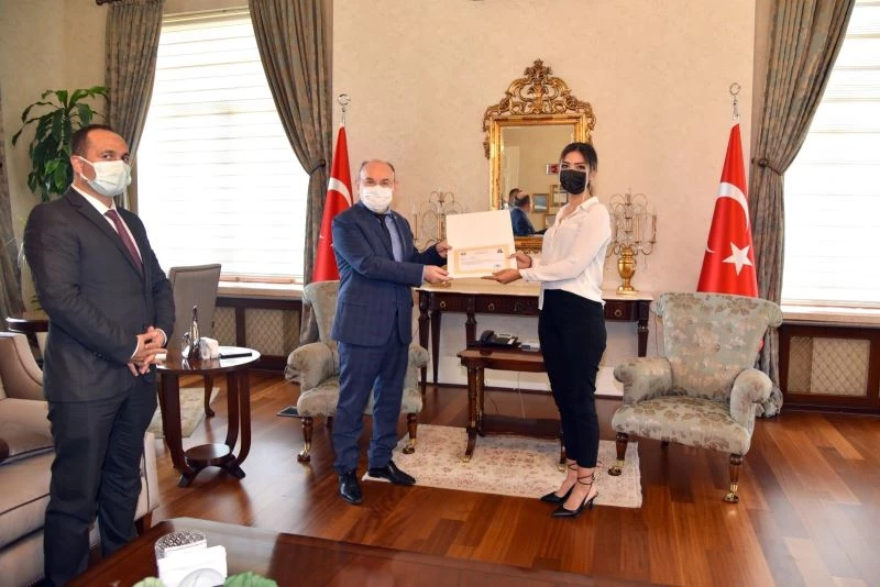 Bir günde 444 aşı yapan Dilan hemşireye başarı belgesi
