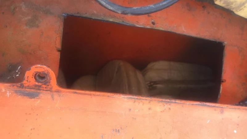 Uyuşturucuları traktörün gösterge paneline saklamışlar
