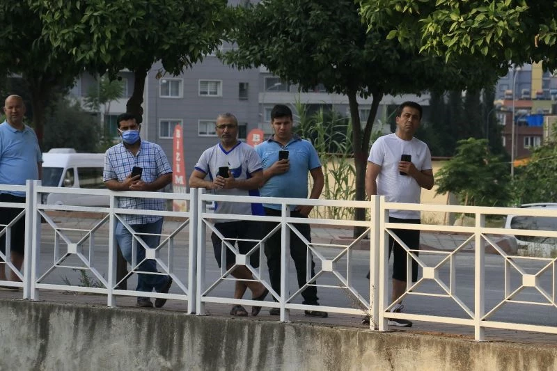 Sulama kanalında boğulan gencin cesedinin çıkarılmasını cep telefonlarıyla görüntülediler
