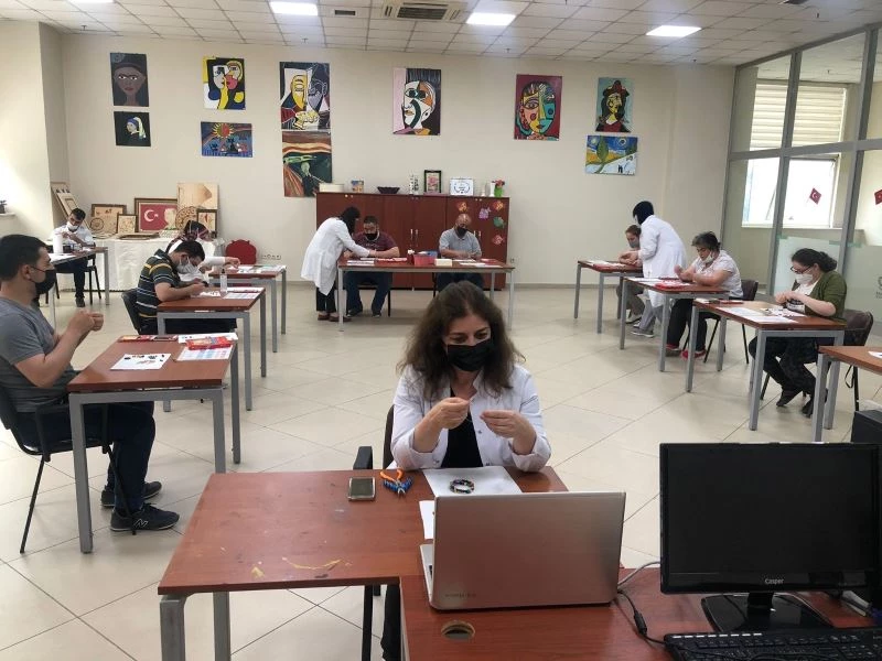 Engelli kursiyerlerin boncuk dizme dersi, annelere ek gelir oldu
