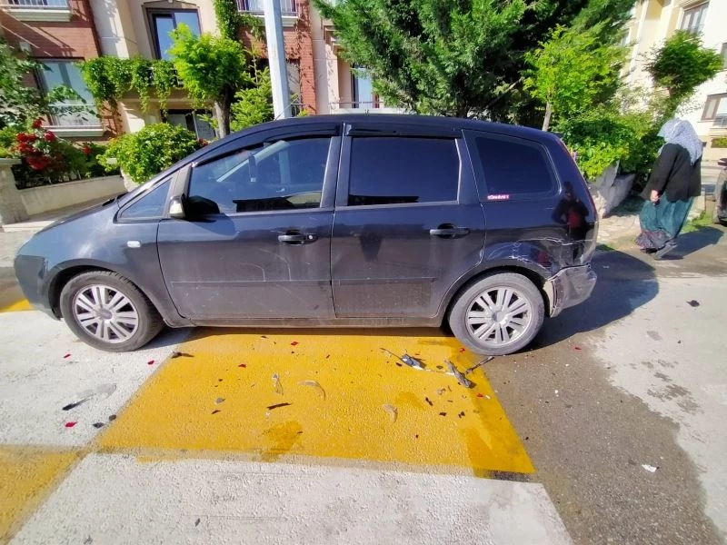 Park halindeki otomobile çarpıp ardına bile bakmadan kaçtı
