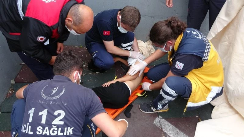 9 yaşındaki çocuk, yanağına saplanan demirle hastaneye kaldırıldı
