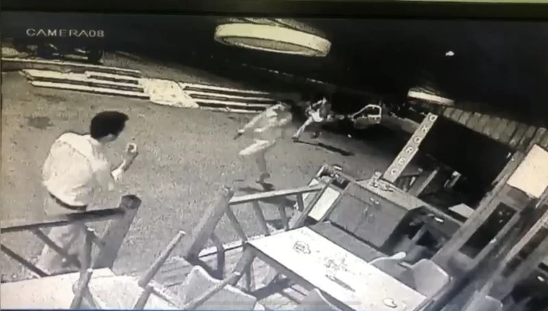 (Özel) Beyoğlu’nda silahlı “yan baktın” kavgası kamerada
