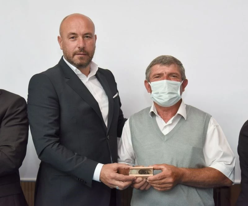 Tekkeköy’de arıcılara saf Kafkas damızlık ana arı dağıtımı gerçekleştirildi
