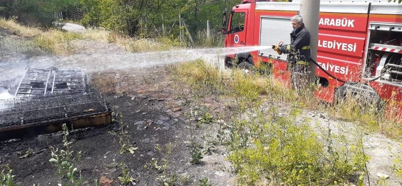 Koltuktan çıkan yangın ormana sıçramadan söndürüldü
