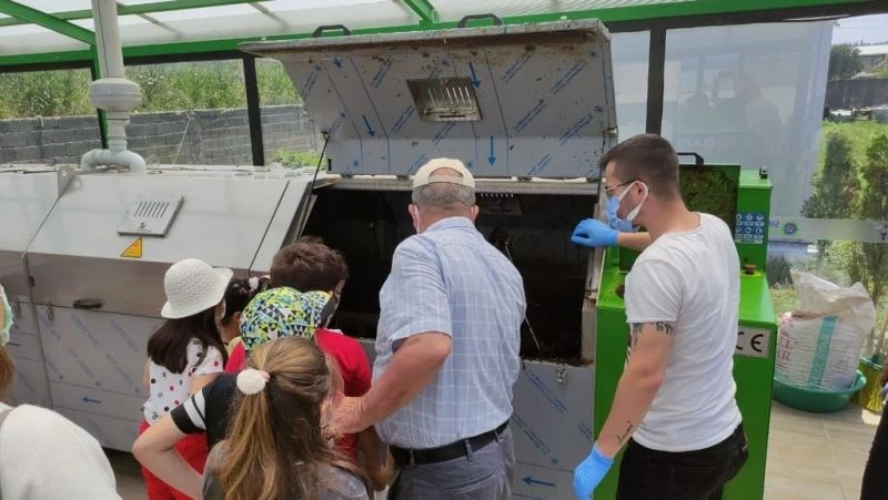 Minik öğrenciler yemek artıklarını gübre yaptı
