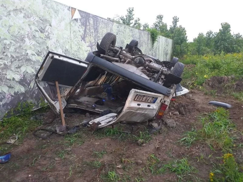 Devrilen minibüsteki yaralıları itfaiye kurtardı
