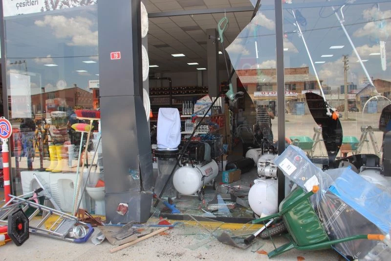 Husumetlisinin dükkanına arabayla daldı
