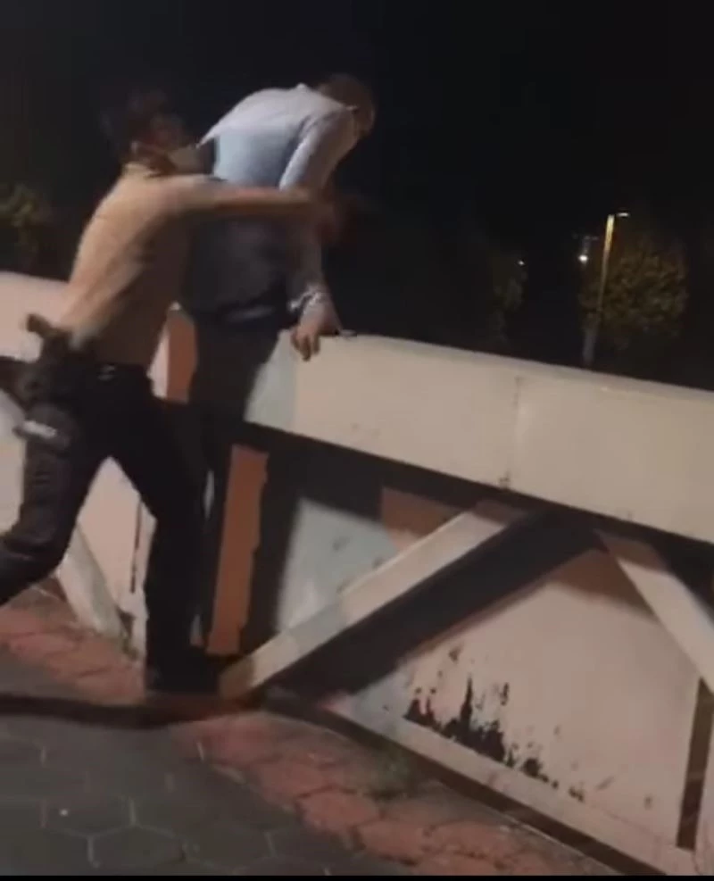 Kuçükçekmece’de üst geçitte intihara kalkışan vatandaşı bekçiler son anda kurtardı...O anlar kamerada
