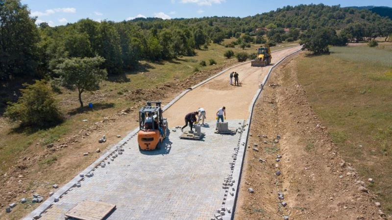 Albay Reşat Çiğiltepe şehitliği’nin yolları kilitli parke ile buluşuyor
