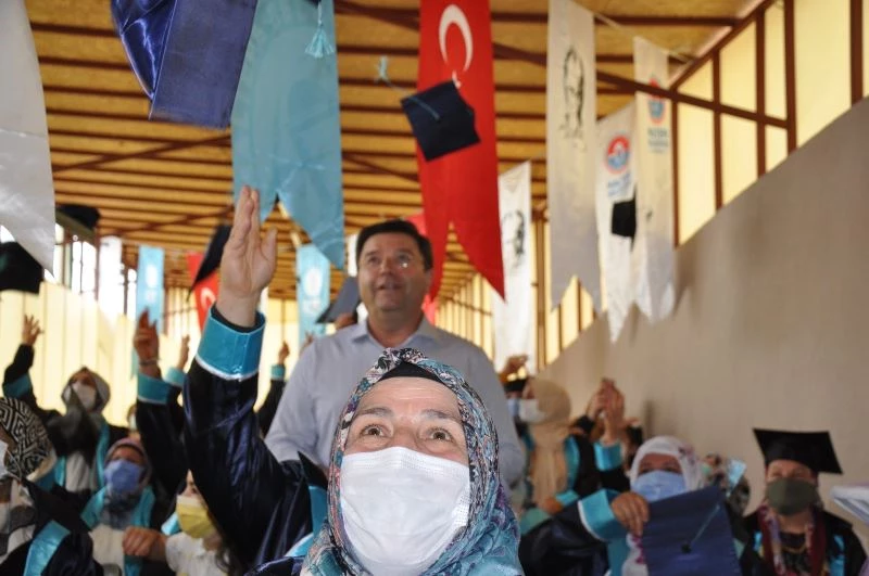 Okuryazarlık eğitimi alan Maltepeli kadınlar “kep attı”
