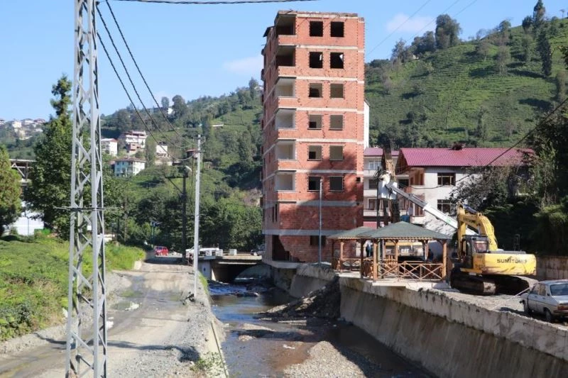 Rize’de 2018 yılında meydana gelen selde dere yatağındaki 7 katlı bina ile sembolleşmişti
