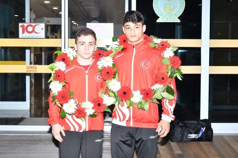 Şampiyonlara çiçekli karşılama
