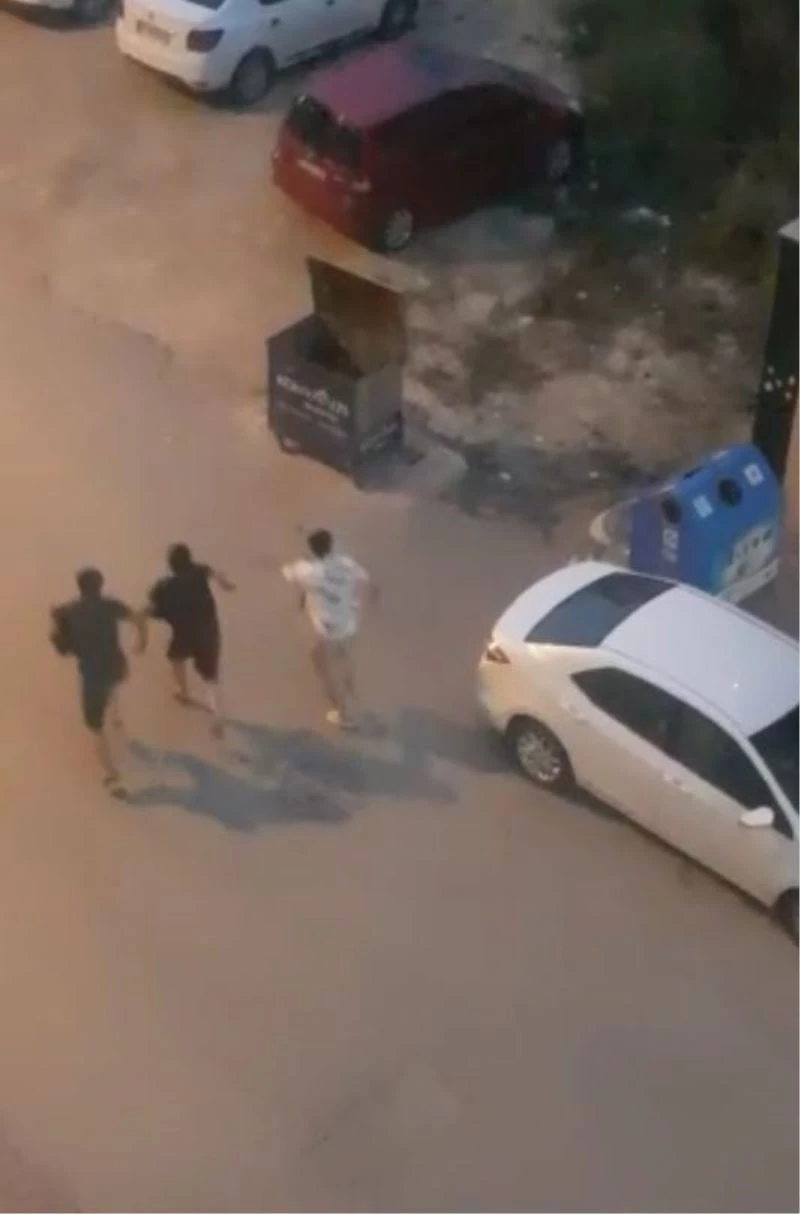 Sokak müzisyenleri, üzerlerine gelen köpekleri görünce arkalarına bile bakmadan kaçtı
