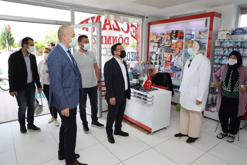 Vali Çiçek: “Eczacılarda sağlık personelleri gibi fedakarca çalıştı”
