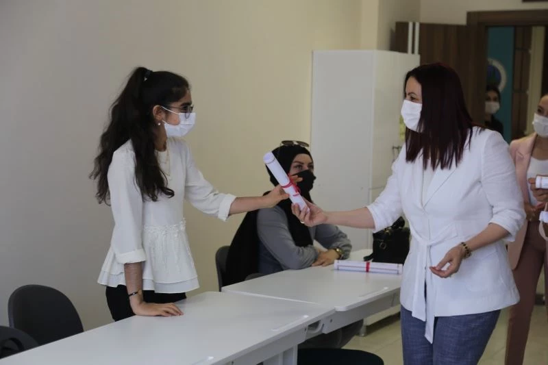 Siirt belediyesinde meslek edindirme kursuna katılan kursiyerlere sertifika verildi
