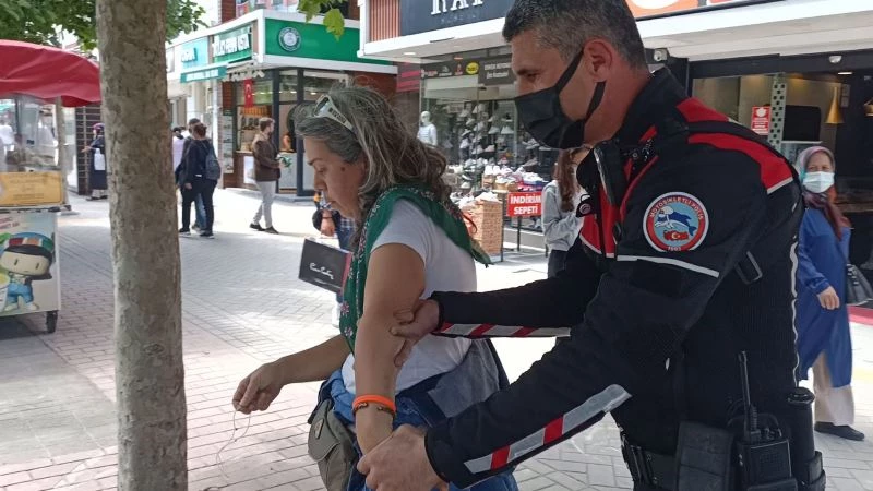 Maske takmayı reddeden kadın sözleriyle hem şaşırttı, hem de gözaltına alındı
