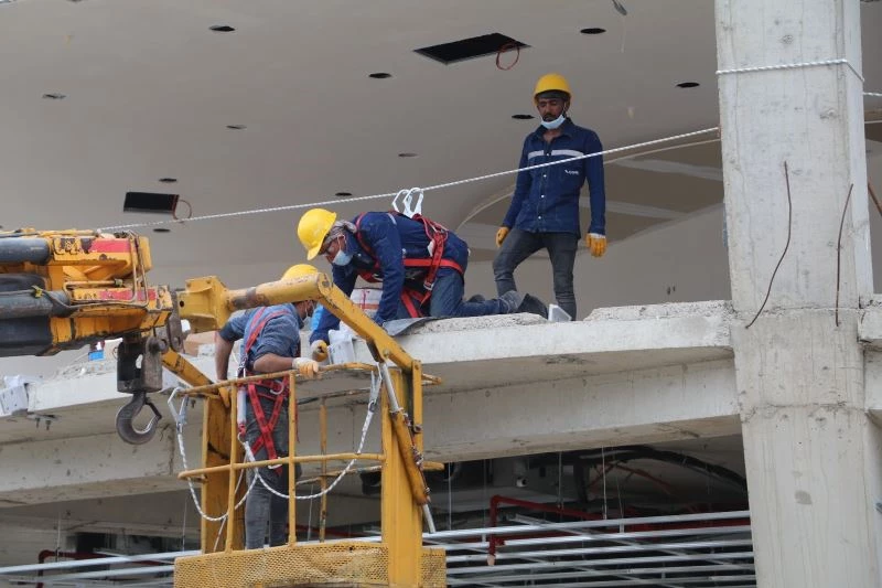 Dünyanın en büyük çay bardağı inşaatında çalışan işçiler bir rekora imza atmanın gururunu yaşıyor
