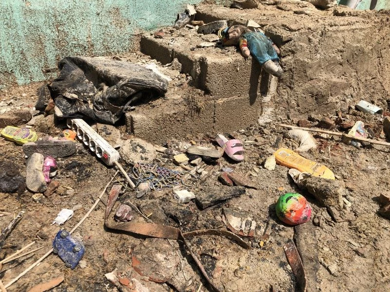 3 küçük kız kardeşten geriye kalan elbise ve oyuncaklar yürek burktu
