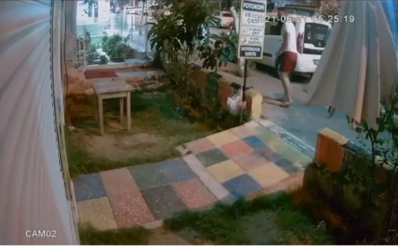 Masanın üstündeki kül tablasını çaldı
