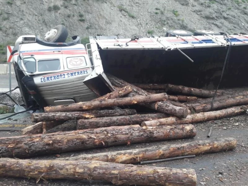 Yan yatan kamyondaki tomruklar otomobilin üstüne devrildi: 2 yaralı
