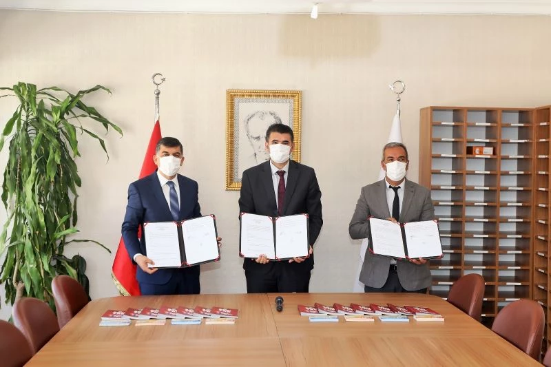 Öğrencilerin karne hediyeleri ve YKS kitapçıkları Şehitkamil’den
