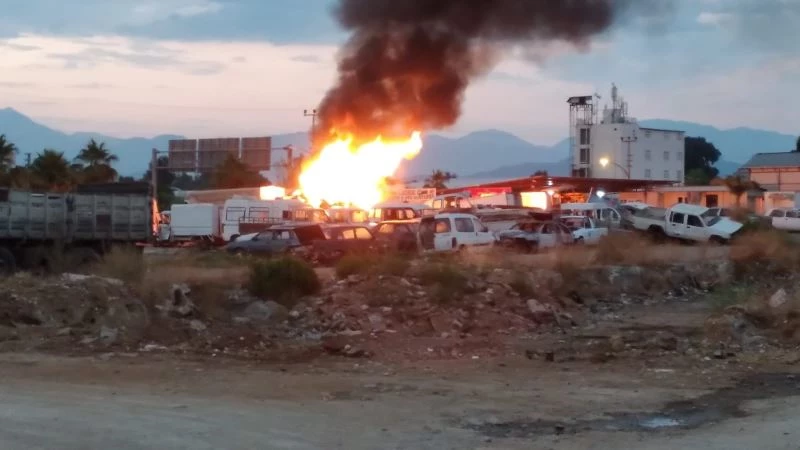 Hurdalıktaki araçlar alev alev yandı
