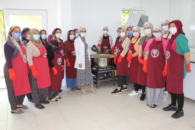 Adıyamanlı kadınlar, ‘Dut yaprağı’ ile kanserojensiz pekmez yapıyor
