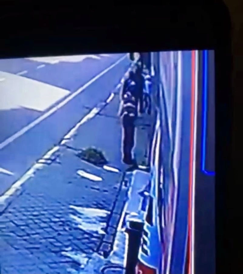 Kağıt toplayıcı kılığında hırsızlık kamerada
