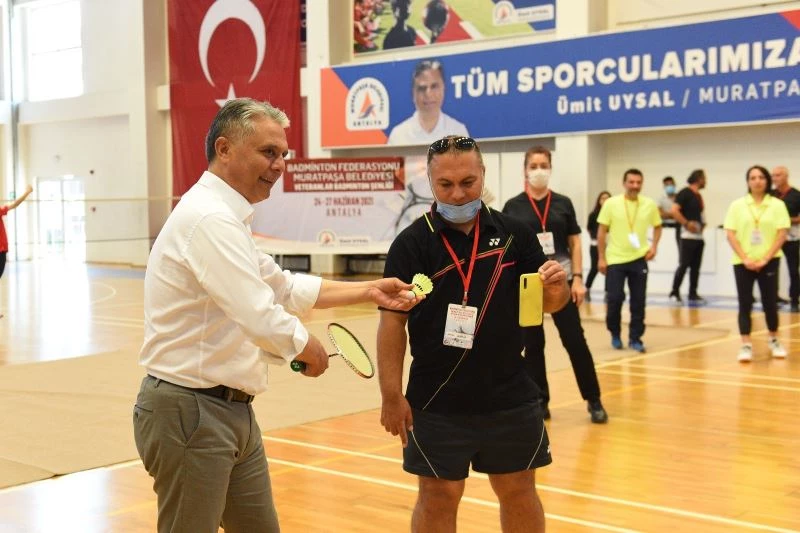 Badminton şenliği açılış vuruşu Başkan Uysal’dan
