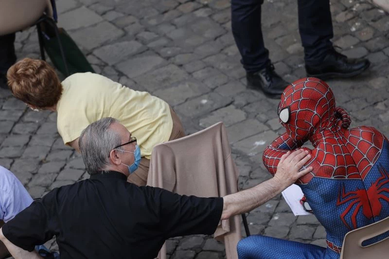 Hasta çocukların kahramanı Örümcek Adam, Papa ile görüştü
