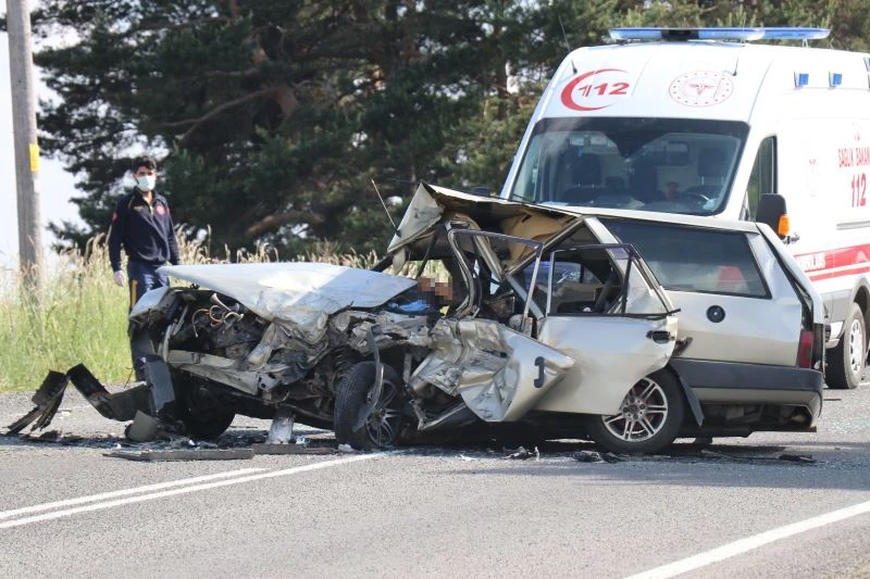 Paramparça olan otomobilde karı koca hayatını kaybetti
