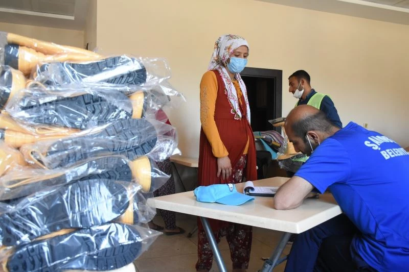 Şahinbey’den kadın çiftçi ve besicilere 6 bin 800 çizme
