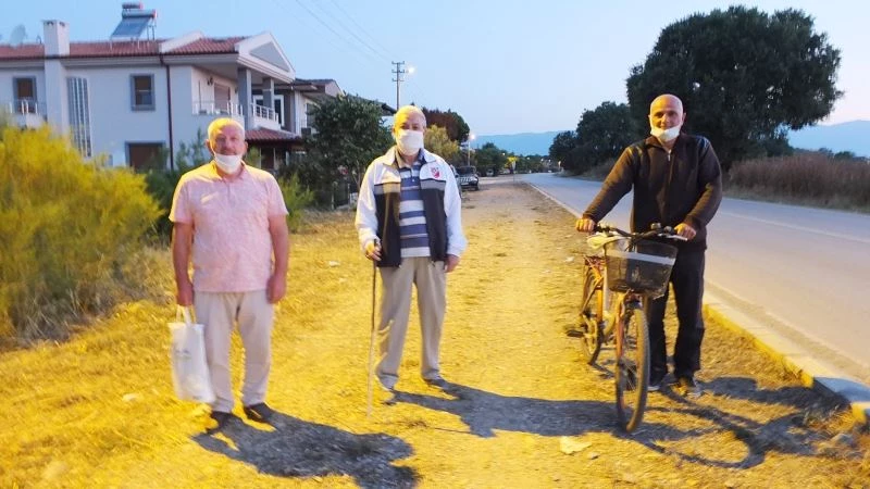 Burhaniye’de kaldırımsız cadde kazalara davetiye çıkarıyor
