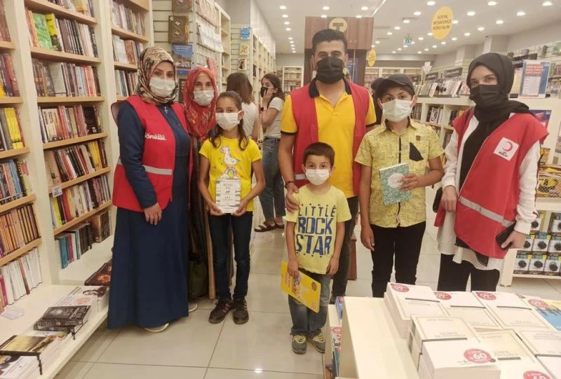 Hiç AVM’ye gitmediğini söyleyen küçük Hacer’e AVM sürprizi
