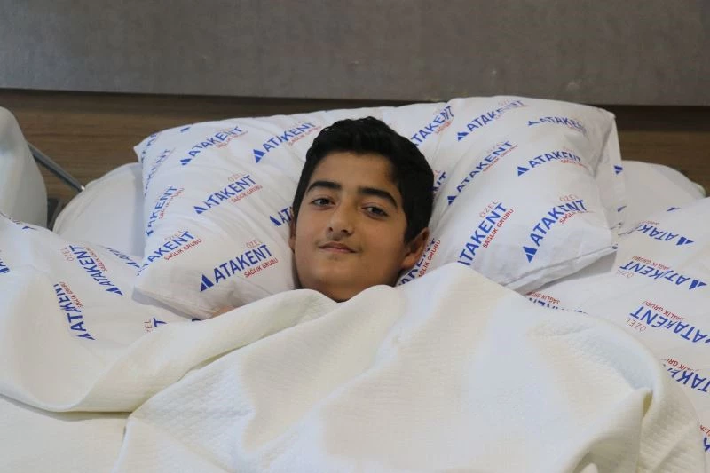 Doktorun inanılmaz hayat mücadelesi...Sedyenin üzerine çıktı böyle kurtardı
