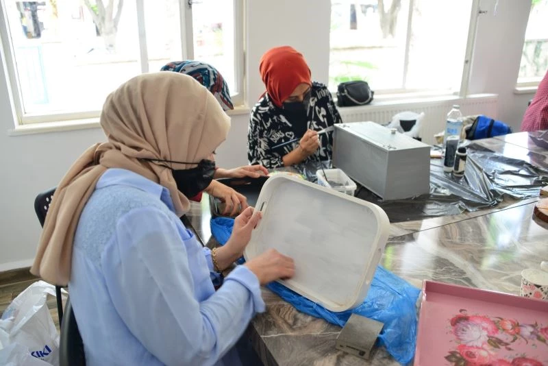 Dekoratif ahşap boyama kursu ilgi görüyor
