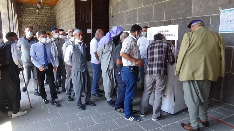 Diyarbakır’da vatandaşlar randevusuz aşı olmak için sıraya girdi
